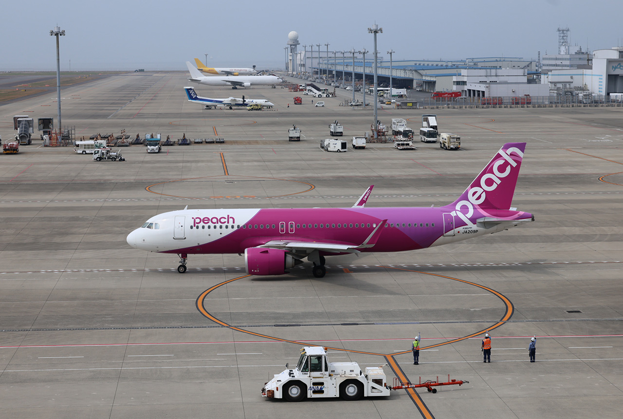 滑走路へ向けてタキシングするMM747就航初便