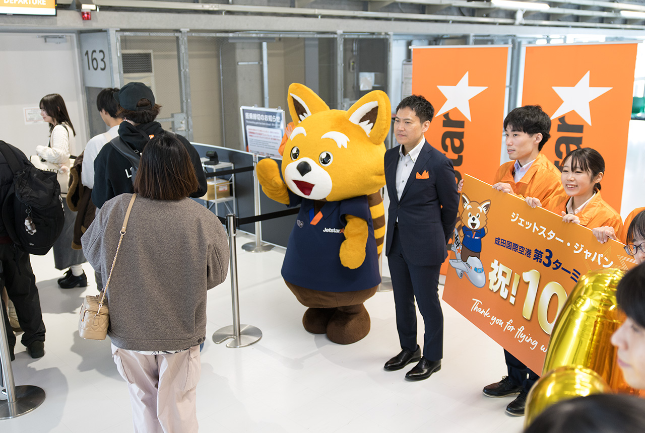 搭乗客を見送る田中社長ら