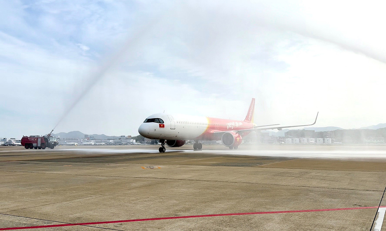 福岡空港到着時にウォーターサルートの歓迎を受けるVJ856初便