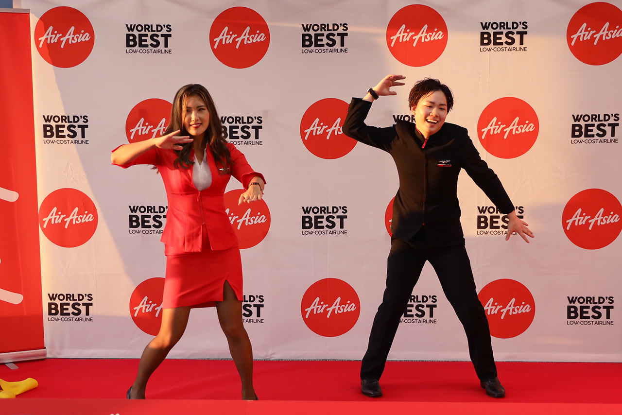 エアアジア客室乗務員によるダンスパフォーマンス