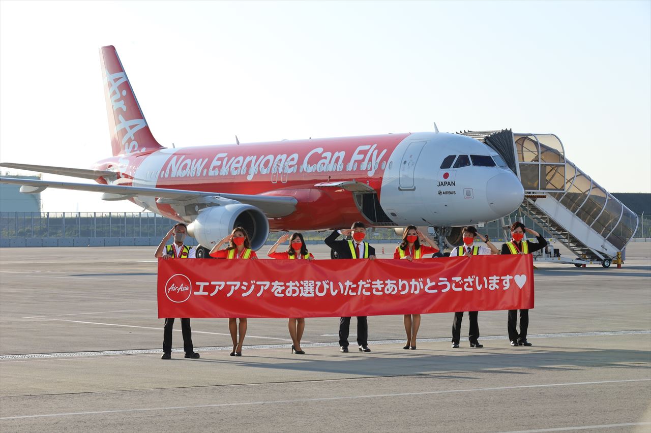就航初便を横断幕で見送る