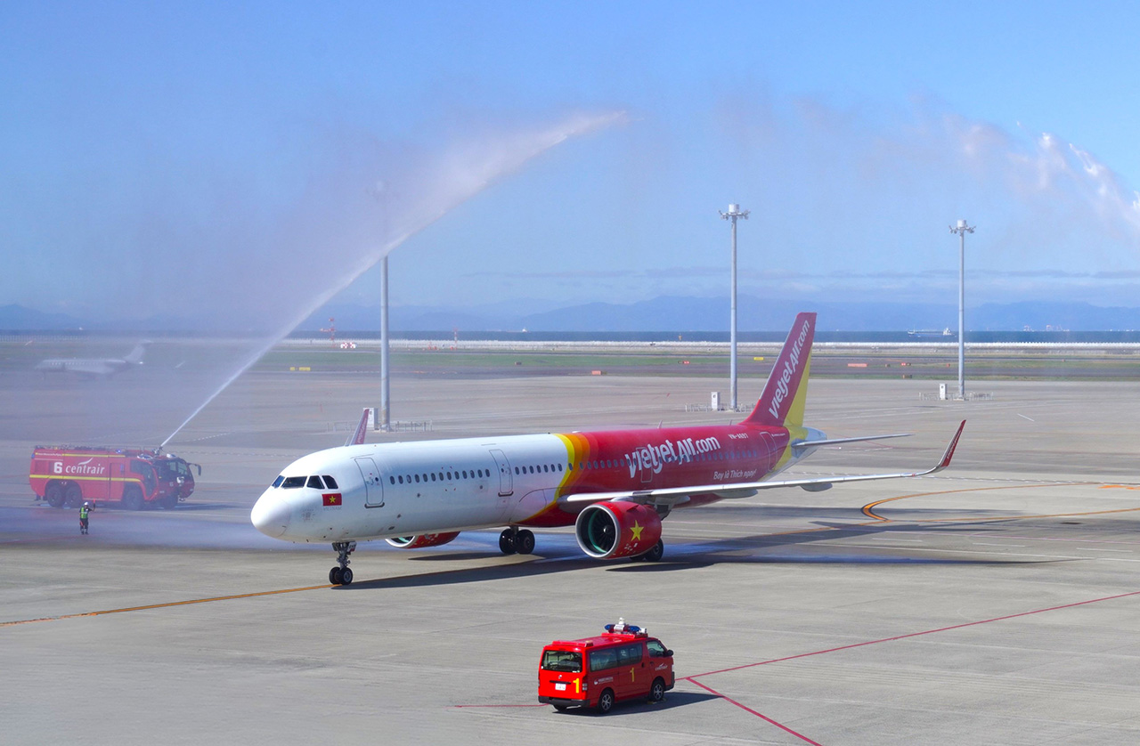 中部国際空港到着時にウォーターサルートの歓迎を受けるVJ856初便
